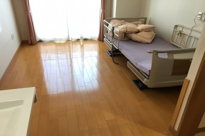 シニアホーム梅里